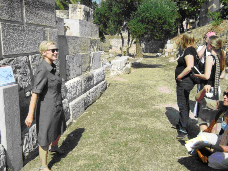 Kuva 1. Jutta Stroszeck oppaanamme Lakedaimonilaisten haudan edessä vuonna 2010. Kuva: Maija Lehikoinen.