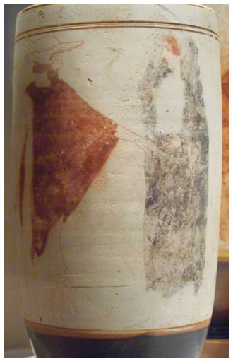 Kuva 9. Hermes, sielujen saattaja ohjaa naista Kharonin veneeseen. Eretriasta, Sabouroff-maalari, noin 440 eKr. Kuva: Maija Lehikoinen.