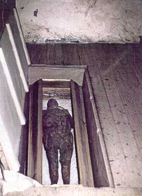 Vuonna 1629 kuollut kirkkoherra Nikolaus Rungiuksen haudattiin Keminmaan kirkon lattian alle. Kirkkojen lattioiden alla vallitsevat kuivat ja viileät olosuhteet edesauttavat muumioitumista. Rungiuksen muumio on edelleen näytteillä Keminmaan vanhassa kirkossa. Kuva: Wikimedia Commons.