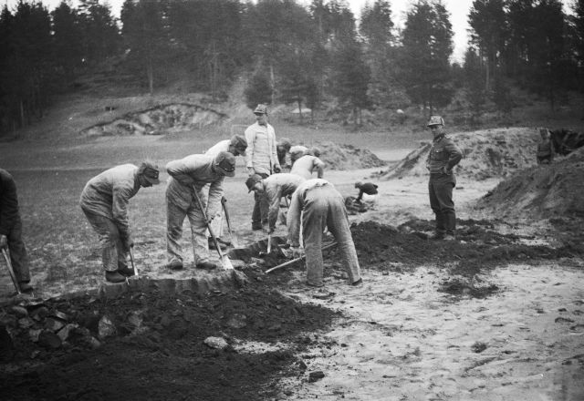 Mikkelin Tuukkalan ristiretkiaikaista/keskiaikaista ruumiskalmistoa kaivetaan vuonna 1934. Tuukkalan kalmisto löytyi jo 1880-luvulla sotilaiden harjoituskenttää tasoitettaessa, minkä jälkeen kalmistoa on tutkittu melko runsaasti. Sakari Pälsi kävi paikalla toukokuussa 1934 ja löysi vain hajallaan olevia luita, joiden arveli olevan peräisin vuoden 1886 tutkimuksista. Lokakuussa sotilaiden jatkaessa tasoitustyötä, löytyi rikkaasti varustettu naisen hauta, joka ehti kuitenkin uhoutua. Pälsi palasi Tuukkalaan, mutta löysi vain neljä vaatimattomasti varustettua ruumishautaa. Myöhemmin alueelta löytyi jälleen rikkaampia hautoja. Vuoden 1938 jälkeen Tuukkalasta ei löytynyt hautoja, mutta 1979 Matti Huurre löysi inventoinnin yhteydessä hiekkakuopan reunalta luita ja arkun puuta. Viimeisimmät kaivaukset Tuukkalassa on tehty 2009 Esa Mikkolan johdolla. Kaivauksten aineistoa on tutkittu runsaasti modernein menetelmin: luista on mm. otettu DNA-näytteitä jo kenttätyövaiheessa.