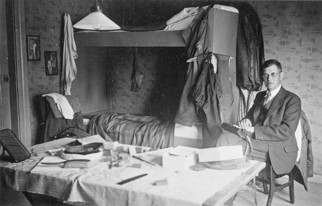 Kaivausmajoitus Laihialla vuonna 1935. Kuvassa on Aarne Äyräpää ja kuvan on ottanut ylioppilas C.F.Meinander, josta sittemmin tuli Helsingin yliopiston arkeologian professori. Taustalla on kuivumassa arkeologien märkiä vaatteita. Äyräpää ja Meinander olivat Laihialla tutkimassa kirkonkylän Kiimakankaan rautakautisia röykkiöitä. Vähäisten varojen ja ajan vuoksi kaivettavaksi oli valittu kaksi pientä röykkiötä. Toisesta löytyi vähäisiä katkelmia kansainvaellusajalle (n.400-600 jaa.) ajoittuvista esineistä, ja 10 grammaa pieniä luunmuruja. Ilmeisesti kaivaustarkkuus on ollut melko hyvä. Toisesta röykkiöstä saatiin taltiin vain vähän palanutta luuta ja keramiikkaa.