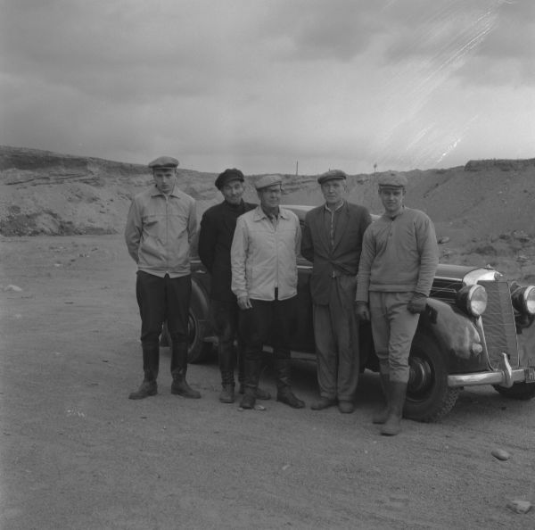 Tampereen Messukylän Vilusenharjun viikinki- ja ristiretkiajalle (n. 800-1200 jaa.) ajoittuva poltto- ja ruumiskalmisto löytyi hiekanottoalueelta 1961. Hämeen Museon hoitajana toiminut Esko Sarasmo johti ensimmäisiä paikalla järjestettyjä kaivauksia. Kuvassa Vilusenharjun kaivajat vuoden 1961 kaivauksen päätyttyä. Esko Sarasmo on kuvassa toinen oikealta.