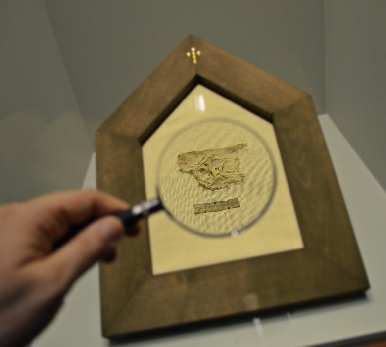 Turun tuomiokirkon noin 1300-luvulle ajoittuva Pyhän Margareetan reliikki koostuu silkistä, pergamentista ja yhdestä pienestä luunpalasta. Kuva: Ulla Moilanen.