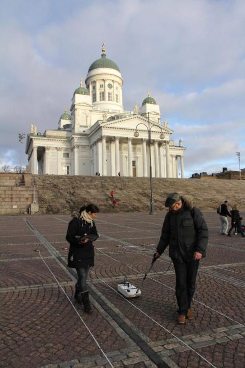 Senaatintorin vanhan kirkkopihan maatutkamittausta. Kuva: Sixten Gustavsson.