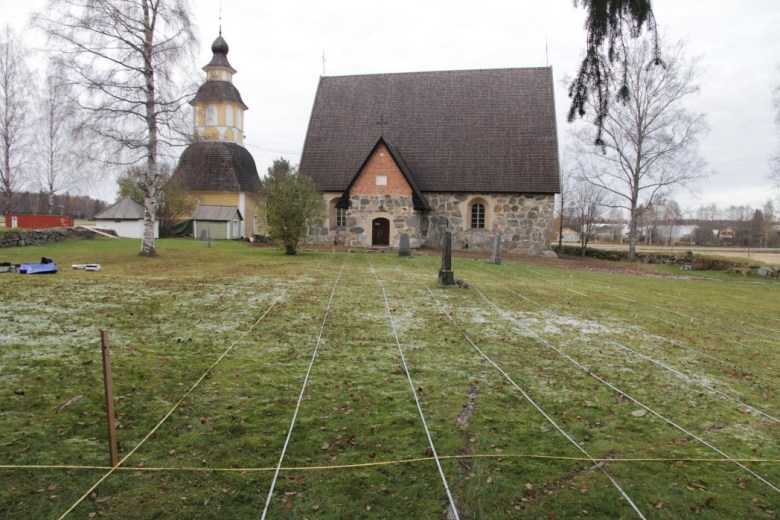 Tuuloksen Pyhän Birgitan kirkon vanha hautausmaa linjoitettuna valmiina maatutkaluotaukseen. Kuva: Eva Gustavsson.
