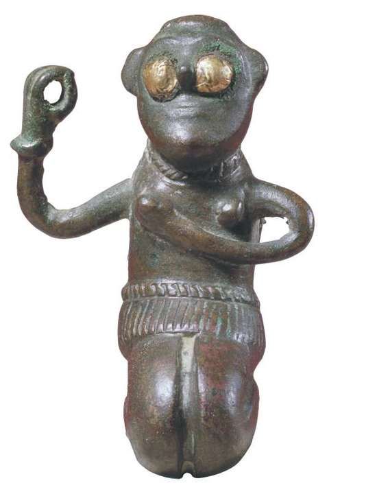 Tanskasta Fårdalista (kuvassa) ja Grevensvængesta löytyneillä naisia esittävillä pronssikautisilla figuriineilla on samantapainen asu, kuin Egtvedin tytöllä. Spiraalikoristelu on yhdistetty skandinaaviseen aurinkokulttiin. Näistä syistä johtuen Egtvedin tytön on arveltu liittyneen kyseiseen kulttiin jollakin tavalla. Kenties hän oli papitar.