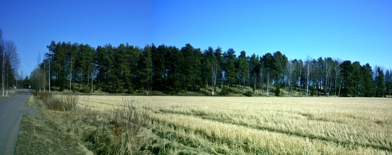 Euran Käräjämäkeä lounaasta. Osmanmäki oli aikoinaan osa samaa mäkeä. Sittemmin Osmanmäestä on ajettu hiekkaa, ja osa siihen kuuluneesta alueesta on tutkittu 1985 liikerakennusten tieltä.