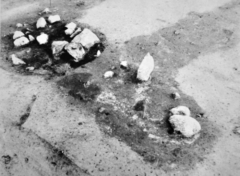 Luistarin hauta 353, jonka toisen päädyn rikkoi myöhempi kiveys. Esineistön perusteella haudan on tulkittu kuuluneen miehelle. Kuva: Lehtosalo-Hilander 1982a: 340.