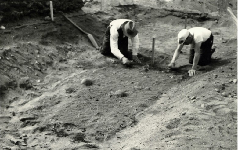 Euran Pappilanmäen kalmistoa kaivetaan kesällä 1939. (Salmo 1940).