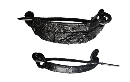 Kokemäen Äimälän Leikkimäestä ja Nokian Huvilaniemestä löytyneet rautaiset sankasoljet (Salmo 1952).