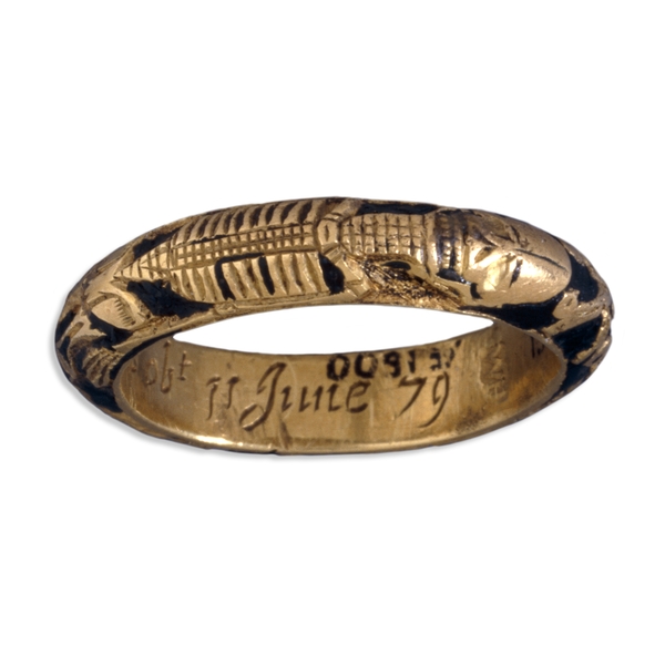 Surusormus vuodelta 1679 British Museumin kokoelmissa. Sormuksen sisäpuolella on teksti: "In mem. I. W. Arch. Roch.obt 11 June 79", jonka voi kääntää: "Rochesterin arkkidiakonin I.W:n (Johan Lee Warnerin) muistoksi, kuoli 11. kesäkuuta 1679".