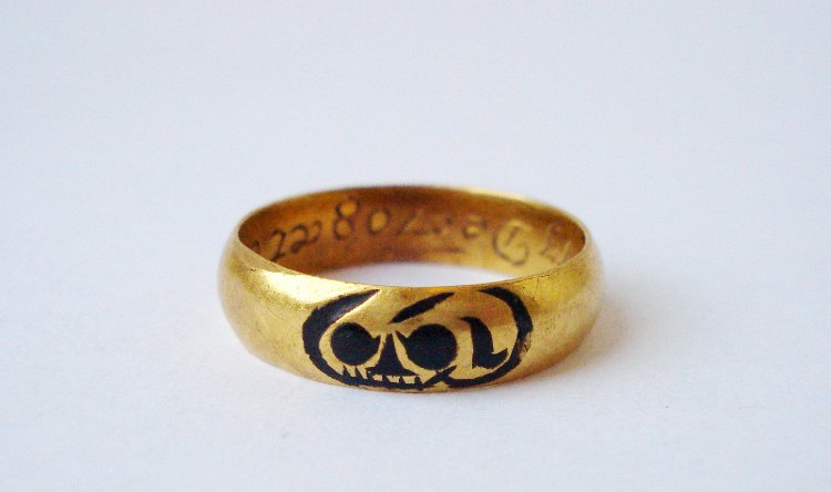 Plymouthissa valmistettu surusormus vuodelta 1708. Kuva: British Museum.