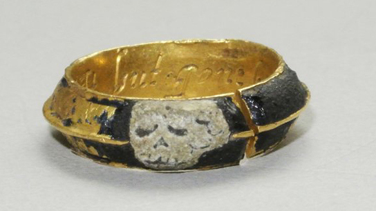 Noin vuosien 1696-1731 välille ajoittuvaan surusormukseen on kuvattu pääkallo. Kuva: British Museum.