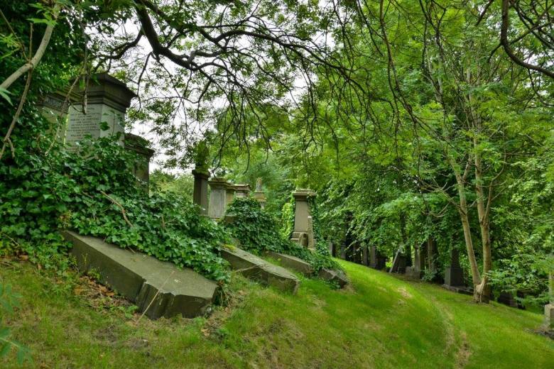 Puistomainen hautausmaa, jossa ei ole säännöllistä ruutukaavaa, on tyypillinen 1800-luvulle. Kuva: U. Moilanen.