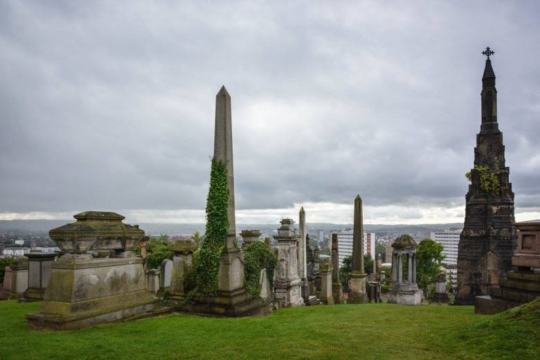 Suurimmat hautamonumentit sijaitsevat kukkulan korkeimmalla kohdalla. Mahtipontisuuden tarkoituksena oli paitsi muistaa merkittäviä asukkaitaan, myös painottaa Glasgow'n asemaa Brittiläisen imperiumin toiseksi merkittävänä kaupunkina heti Lontoon jälkeen. Kuva: U. Moilanen.