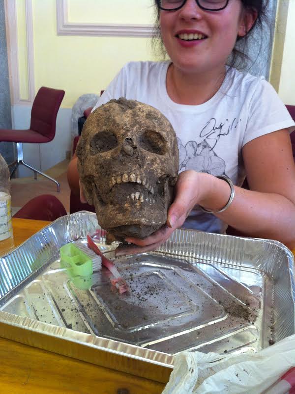 Hyvin säilynyt (tosin mutainen) kallo. Kuva: Emmi Oksanen.