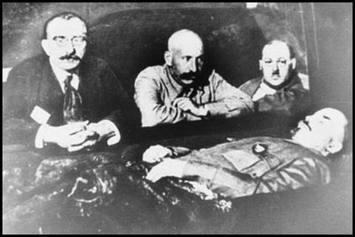 Lenin palsamoijineen.