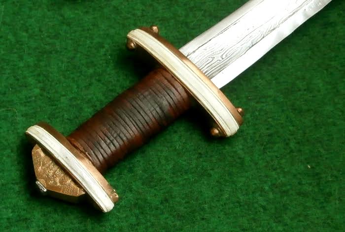 Kuva 4. Haudan A5 miekan ennallistus.