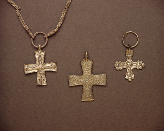 Hopeiset ristiriipukset Kaarinan Ristimäestä, Sysmän Voipala-Lipanmäestä ja Turun Maarian Taskulasta. Kuva: Ritva Bäckman/Museovirasto (Finna.fi).