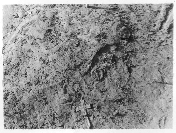 Taskulan haudan 10 krusifiksi löytöpaikallaan in situ. Kuva: Nils Cleve 1938.