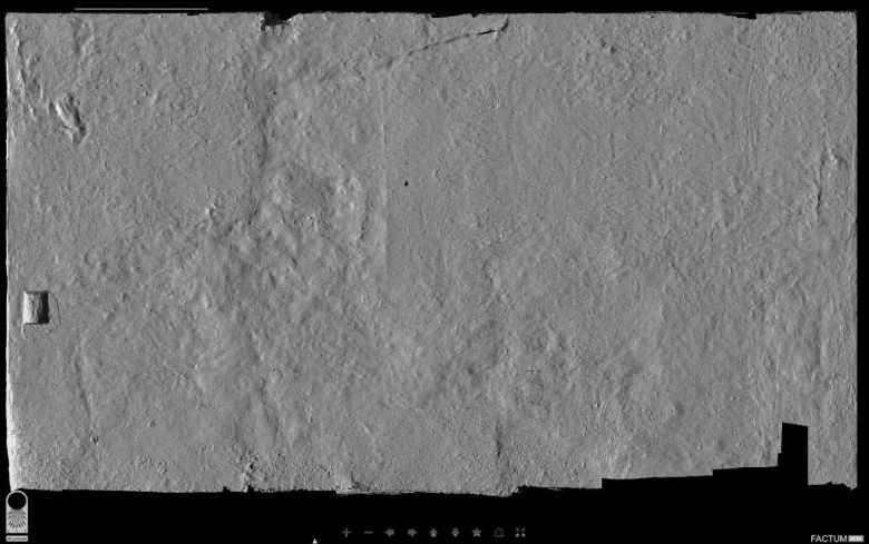 Kuvakaappaus Factum Arten Tuankhamonin haudan pohjoisseinästä tekemästä keilauksesta. Kuvan keskellä ja oikeassa laidassa näkyvät pystysuorat viivat viittaavat Reevesin mukaan siihen, että seinässä on ollut suuri aukko sarkofagin kuljettamista varten. Kuva: Factum Arte http://www.highres.factum-arte.org/Tutankhamun/.