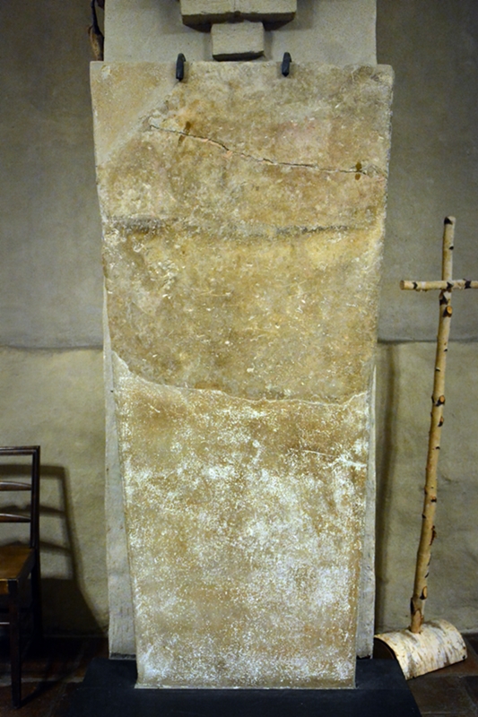 Turun tuomiokirkon eteläsivun sisäänkäynnin kynnyskivenä käytetystä hautakivestä teksti on kulunut kokonaan pois, mutta Juhani Rinteen mukaan kyseessä on yksi tuomiokirkon vanhimpiin kuuluva hautakivi. Kuva: Ulla Moilanen.