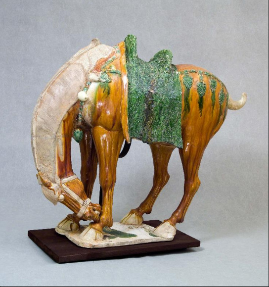 Kiinassa Tang-dynastian (600-900-luku) aikana hauta-antimiksi valmistetut hevospatsaat kuvaavat eksoottisia, kullanvärisiä ja vaaleaharjaisia hevosia, joiden alkuperä oli Keski-Aasian aroilla. Nämä hevoset olivat suosittuja sotaratsuja ja toimivat myös keisarin ja korkea-arvoisten upseerien vallan symboleina. Kuva: Virtual Collection of Asian Masterpieces.