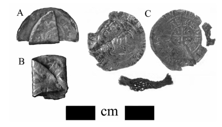 Taivutettuja ja mutiloituja keskiaikaisia rahoja Englannista. Alla myös taitoksen sisällä säilynyttä tekstiiliä. Kuva: Kelleher 2011, fig 2.