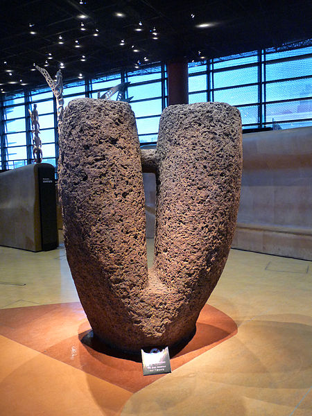 Senegalilainen lyyrakivi Pariisin Musée du quai Branlyssa. Kuva: Ji-Elle/Wikimedia Commons.