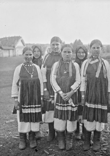 Kolikoita mordavalaisten tyttöjen koruina. Kuva: A. O. Väisänen 1914. (Finna.fi/Museovirasto)