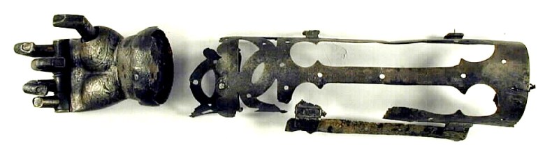 Turun museokeskuksen esinekokoelmissa oleva mekaaninen käsiproteesi on ajoitettu koristelun perusteella 1500-1600-luvun vaihteeseen. Kuva: Finna.fi (Turun museokeskus).