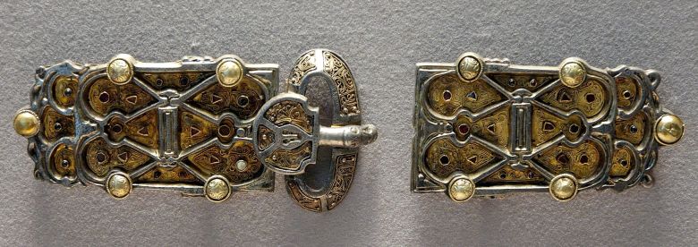 Arnegunden kullalla, hopealla ja jalokivillä koristeltu vyö. Kuva: Marie-Lan Nguyen/CC.