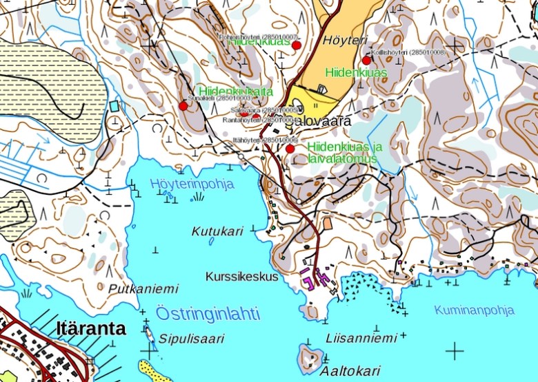 Muinaisjäännösrekisteriin merkityt kohteiden sijainnit. Röykkiöt sijaitsevat noin 11-15 metriä nykyisen merenpinnan yläpuolella. Pronssikaudella meren pinta on ollut noin 10 metriä nykyistä korkeammalla, joten röykkiöt ovat sijainneet aivan rannan tuntumassa.