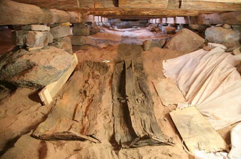 Hyvin säilyneiden arkkujen kansia Köyliön kirkon lattian alla. Arkut pitivät sisällään hyvin säilyneitä luita ja tekstiilejä. Kuva: Maija Helamaa/Muuritutkimus ky.