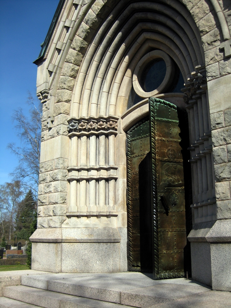 Mausoleumin koristeelliset ovet. Kuva: Ninni Närväinen