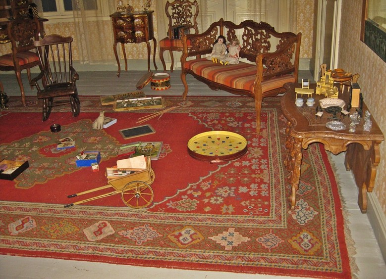 Sigridin huoneen ennallistus Satakunnan museossa. Huone on sisustettu Sigridin omistamilla tavaroilla. Huonekalut oli teetetty aitojen mallien mukaan lapsen mitoille sopiviksi. Kuva: Ninni Närväinen (Satakunnan museon luvalla).