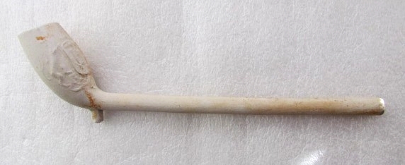 Tupakkaa poltettiin liitupiipuilla 1600-1800-luvuilla. Porvoossa arviolta 200 taloutti käytti tupakkaa 1700-luvulla, ja tupakan terveydelle aiheuttamat haitat ovat selvästi havaittavissa kaupunkien historiallisista luuaineistoista. Kuva: Finna.fi (Turun museokeskus).