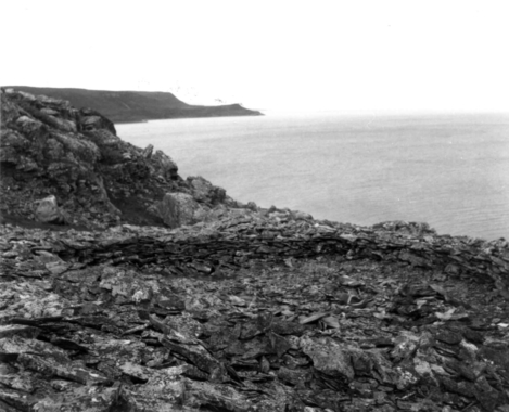 Kivirakenne (jonka keskellä on hauta) Mortensnesissa 1968. Kuva: Norsk Folkemuseum/Digitalt Museum 