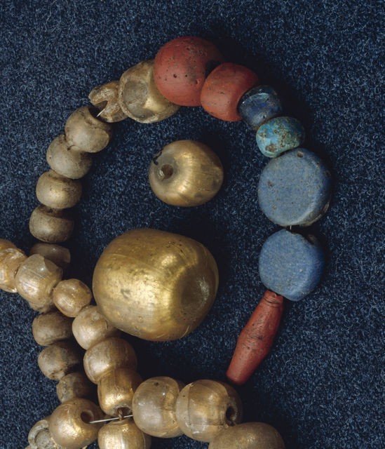 Helmiä nuoremmalta roomalaisajalta. Helminauhat ovat Perniöstä ja Porvoosta, irtohelmet Viitasaarelta ja Vähäkyröstä. Kultafoliohelmet ovat olleet hyvin arvokasta tuontitavaraa (Salo 1987b: 224). ©