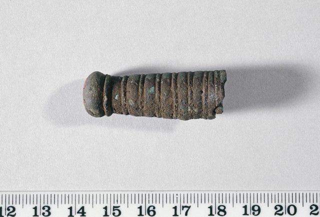 Juomasarven koristehela Piikkiön Koskenhaasta. Pronssiset koristehelat eivät välttämättä ole provinssiroomalaisia esineitä, niitä valmistettiin myös mm. Etelä-Skandinaviassa. (Salo 1968: 172-175). Kuva: Museovirasto/Finna.fi.