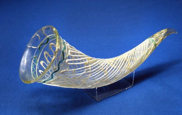 Laitilan Soukainen, uudelleen koottu juomasarvi (löydettäessä 47 osassa) nuoremmalta roomalaisajalta. Samasta hautauksesta löytyi mm. Hemmoor-sanko. Salon Vanutehtaanmäeltä on löytynyt kahden vihertävän juomasarven paloja. Lasiset juomasarvet olivat tyypillisesti provinssiroomalaisia esineitä. (Raninen & Wessman 2015: 242; Salo 1987c: 245). Kuva: Museovirasto/Finna.fi.