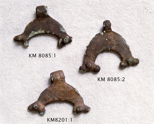 Puolikuun muotoisia lunulariipuksia Siuntiosta, n. 200-400 jaa, kaikki samasta hautarauniosta. Korut on valmistettu Baltiassa, mutta muoto on todennäköisesti lainaa Rooman alueelta (Salo 1987c: 243). Kuva: Museovirasto/Finna.fi.