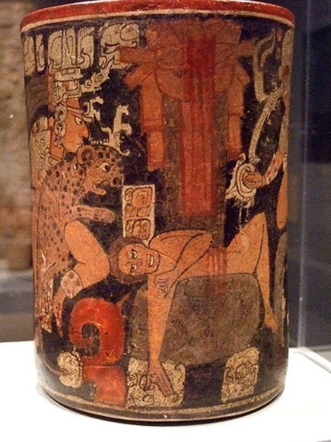 Dallasin taidemuseossa esillä oleva mayojen ihmisuhrausta kuvaava astia myöhäisklassiselta kaudelta (noin 600-850 jaa.). Kuva: Mharssch/CC.