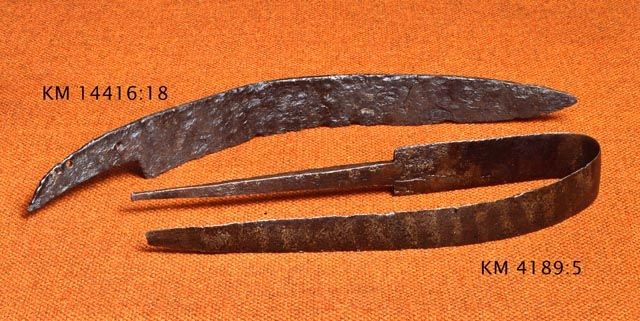 Vanhemman roomalaisajan miekkalöytöjä. Edessä oleva on mahdollisesti Elben alueella taottu gladius - jäljitelmä Kaarinasta (irtolöytö). (Salo 1968b: 213). Kuva: Museovirasto/Finna.fi.