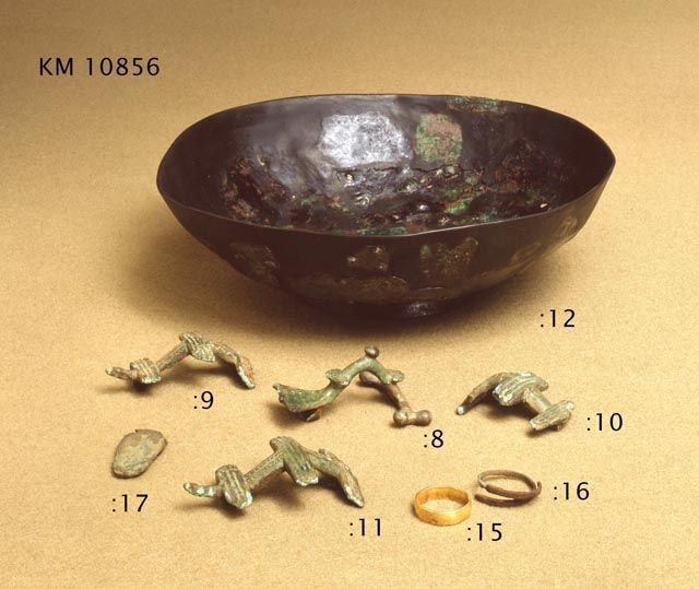 Hautalöytö Laihian Jakkulasta. Pronssivati, jota on ainakin kerran korjattu ja/tai muotoiltu uudelleen, on todennäköisesti valmistettu Galliassa 300 -luvulla jaa. (Salo 1987c: 232). Kuva: Museovirasto/Finna.fi.