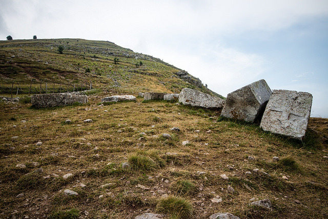 Stećci-hautakiviä Lukomirissa Bosnia-Hertsegovinassa. Kuva: Iain Hinchliffe/CC.
