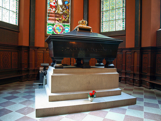 Arkkitehti Theodor Deckerin piirtämä sarkofagi Turun tuomiokirkossa sulkee sisäänsä Kaarina Maununtyttären jäännökset. Kuva: Moss/CC.