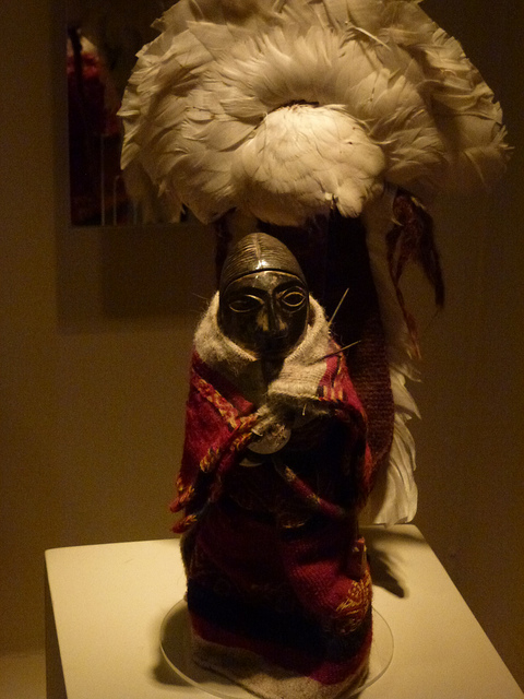 Llullaillacon lasten yhteydestä löytynyt figuriini, jolla on sulkapäähine. Kuva: Randla Sheppard7CC.