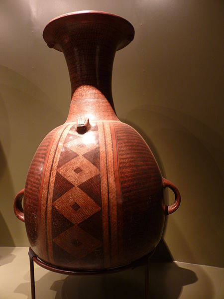 Inkakulttuurin aikainen aribalo-ruukku Cuscon museossa. Kuva: David Monniaux/CC.