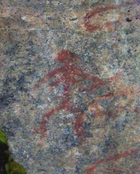 Astuvansalmen kivikautisessa kalliomaalauksessa esiintyy jousta pitelevä naishahmo. Ohto Kokko/CC.